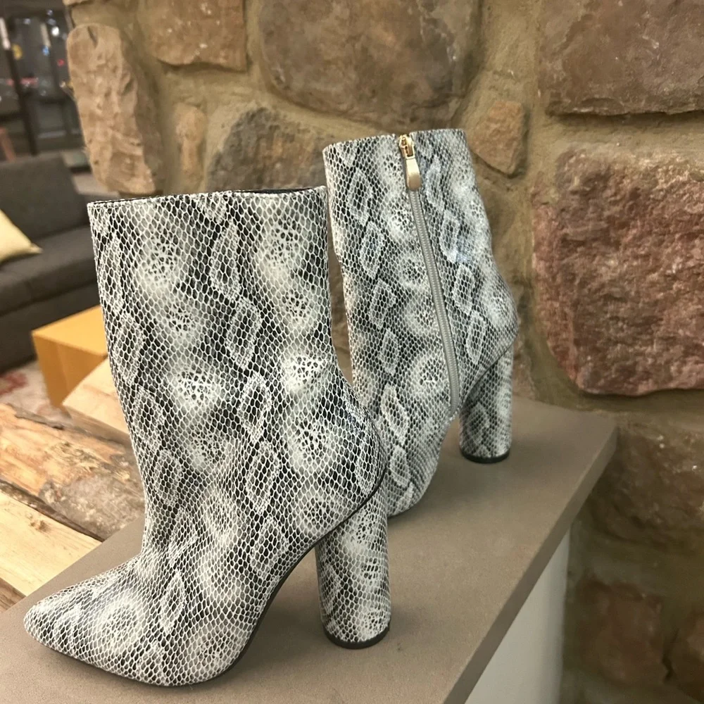 Booties Elegant Snakeskin Ankle  by Fashion Nova Los Angeles very clean-5 1/2 M - Picture 4 of 7